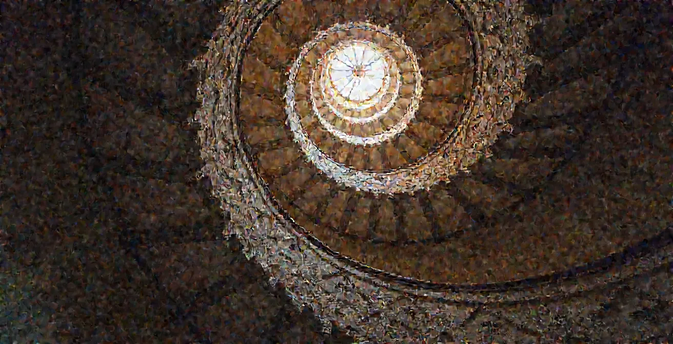 Vue en contre-plongée de l'escalier à double révolution de Chambord avec sa structure hélicoïdale complexe